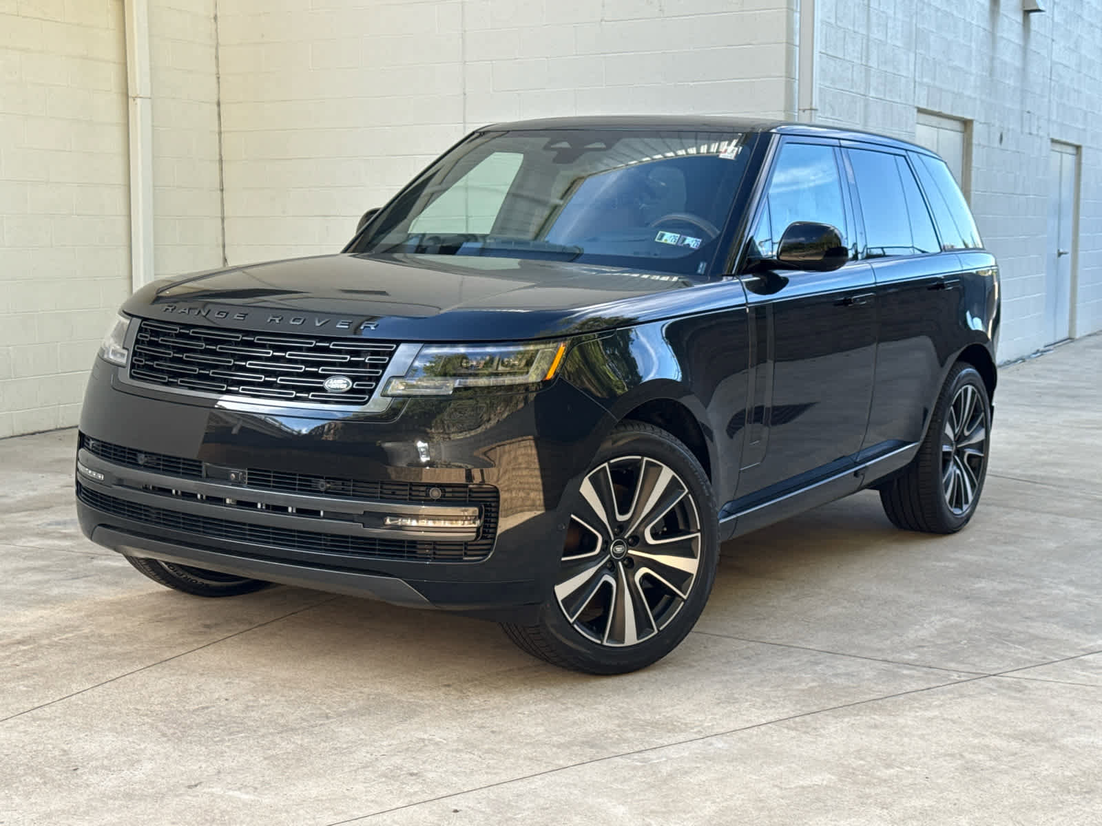 New 2025 Land Rover Range Rover SE image 1