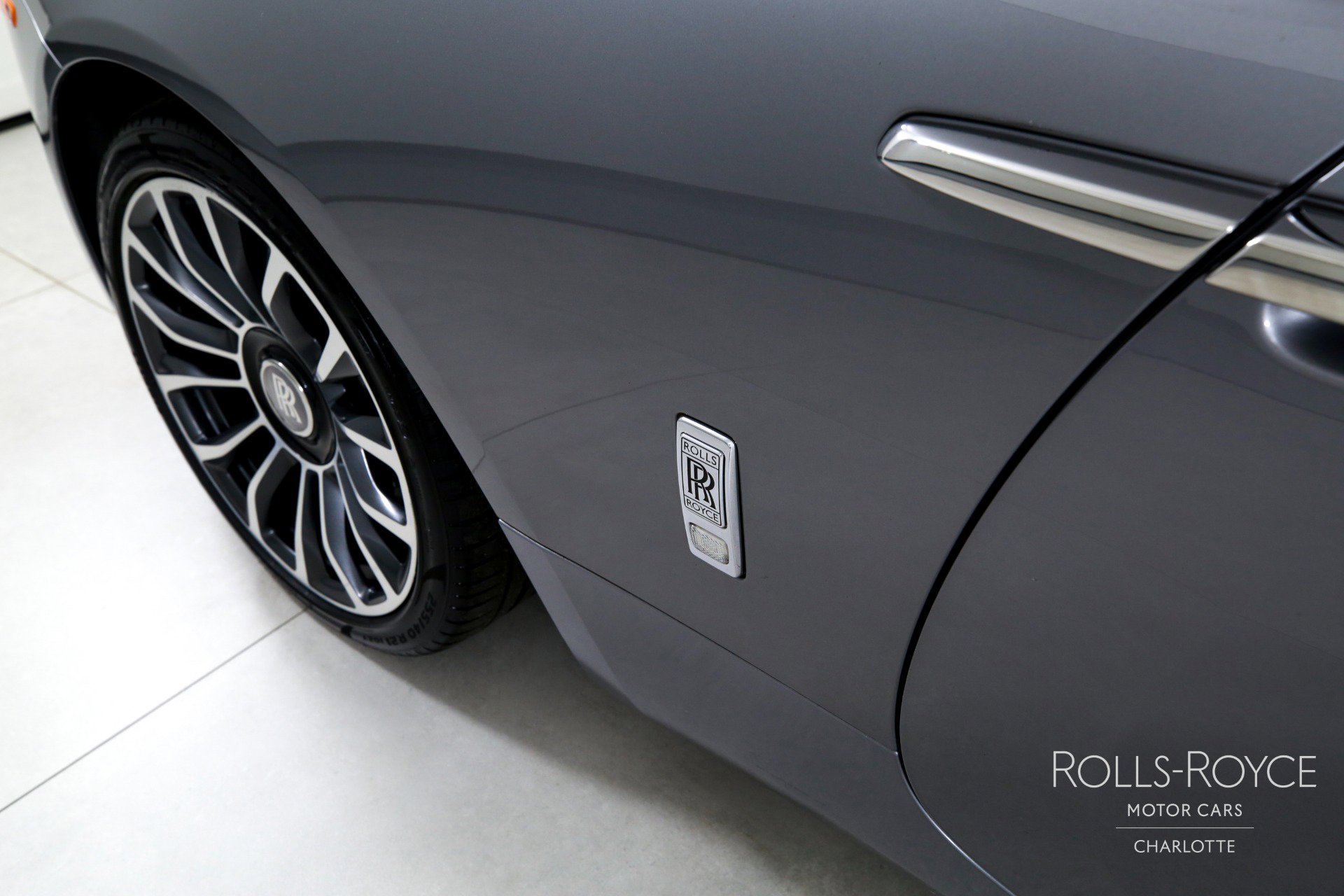 Used 2019 Rolls-Royce Dawn image 32