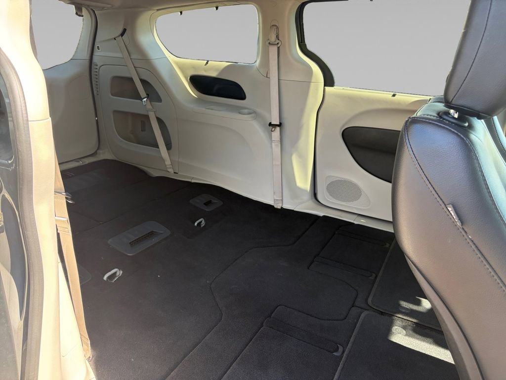 Used 2022 Chrysler Pacifica Touring-L image 15