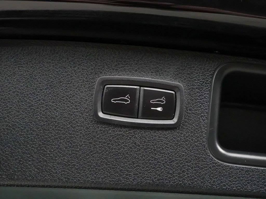 Certified 2021 Porsche Macan image 14