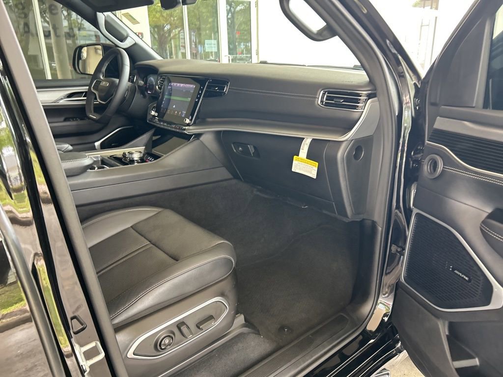 Used 2025 Jeep Wagoneer L Series II image 23