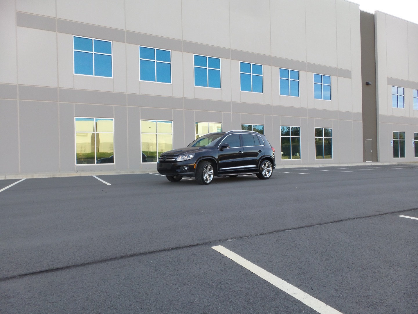 Used 2015 Volkswagen Tiguan R-Line FWD image 3