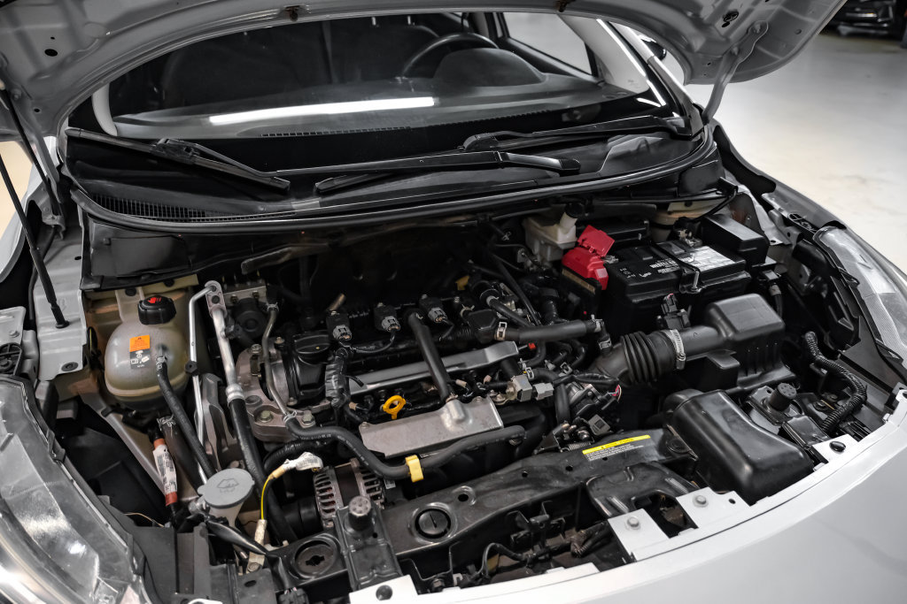 Used 2020 Nissan Versa SR FWD image 46