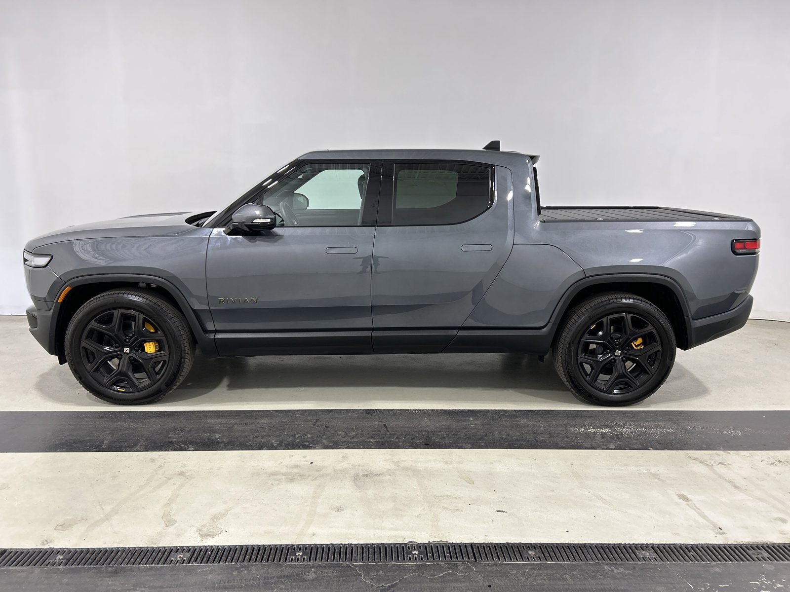 Used 2025 Rivian R1T Premium AWD/4WD image 2