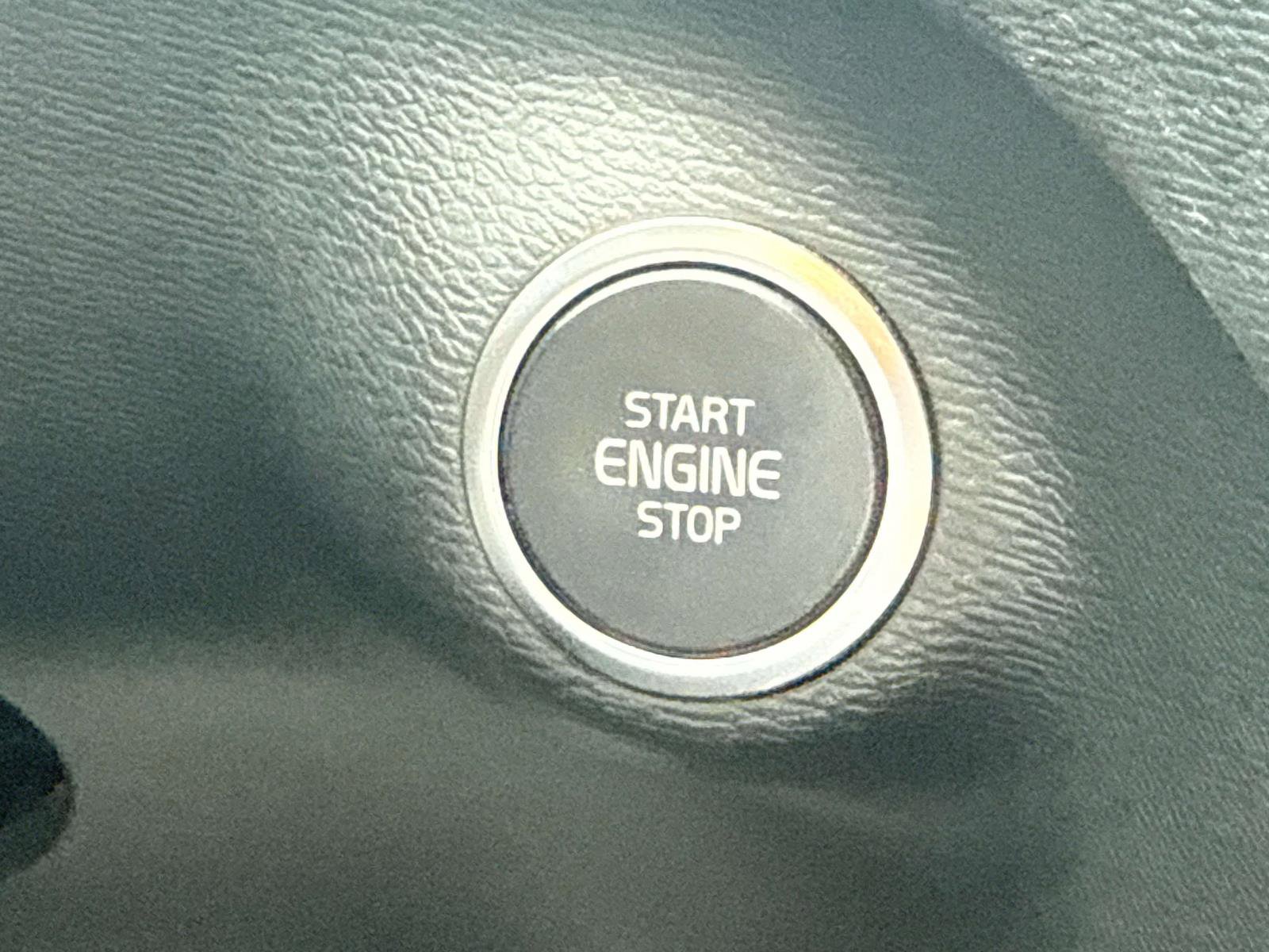 Used 2024 Volvo XC40 B5 Core image 15