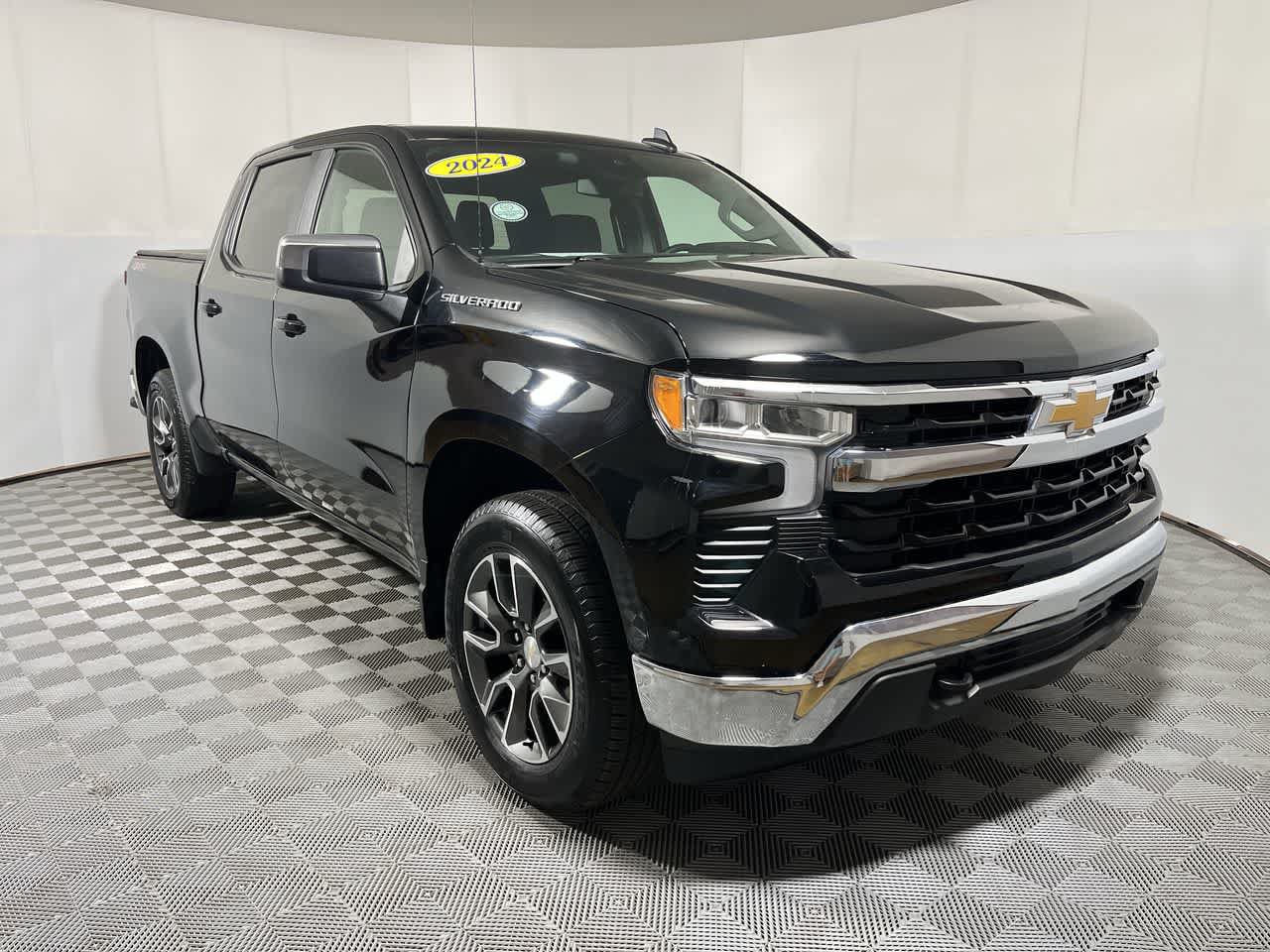 Used 2024 Chevrolet Silverado 1500 LT AWD/4WD image 2