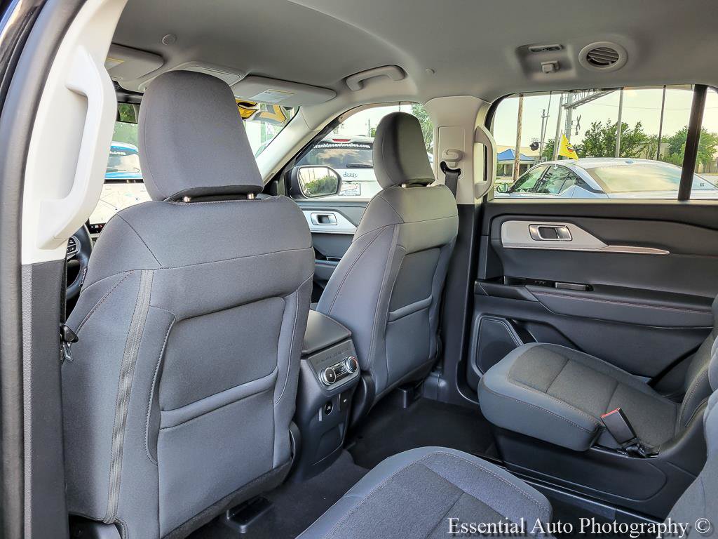 Used 2025 Ford Explorer Active AWD/4WD image 13