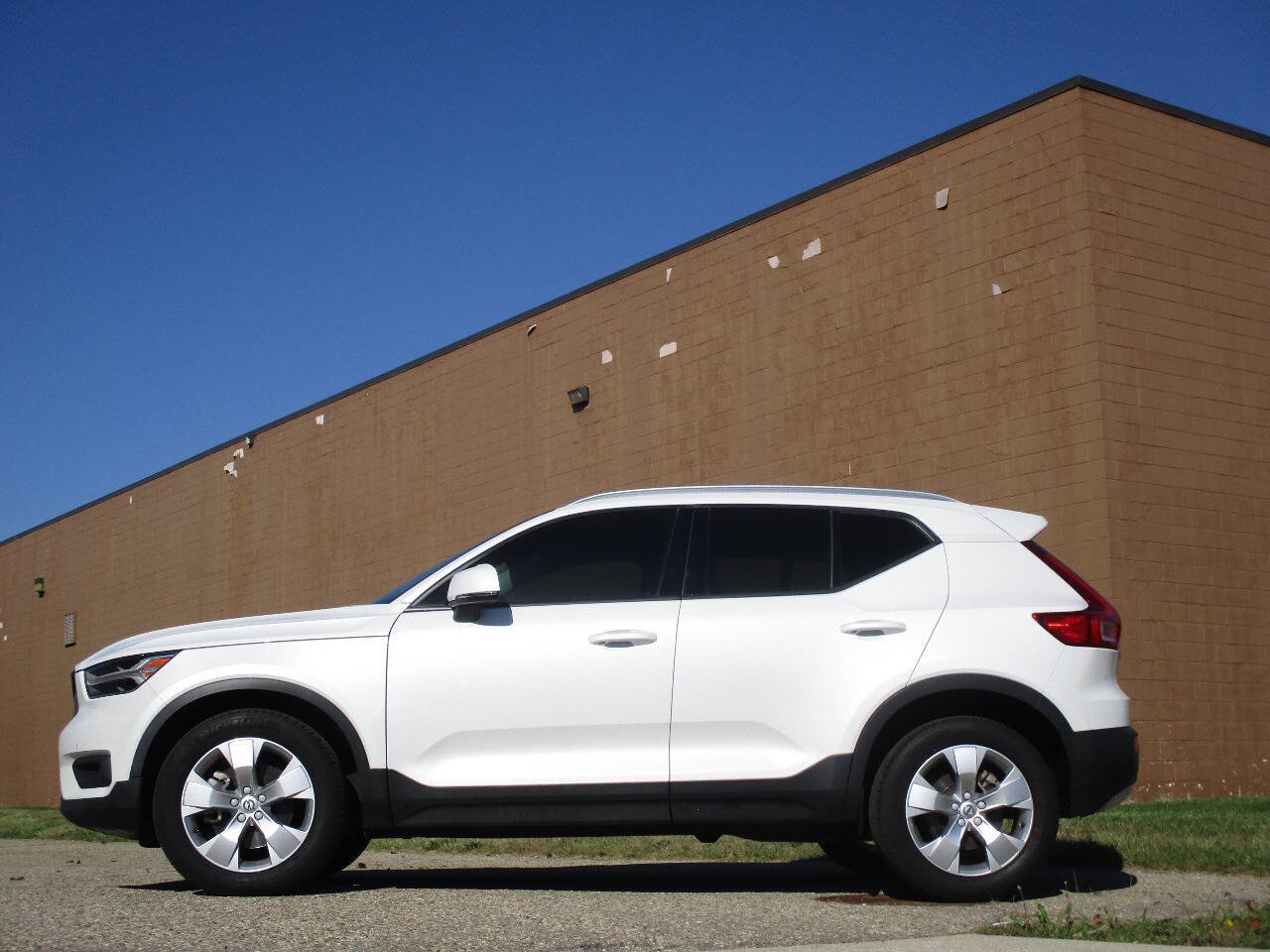 Used 2022 Volvo XC40 T5 Momentum image 5