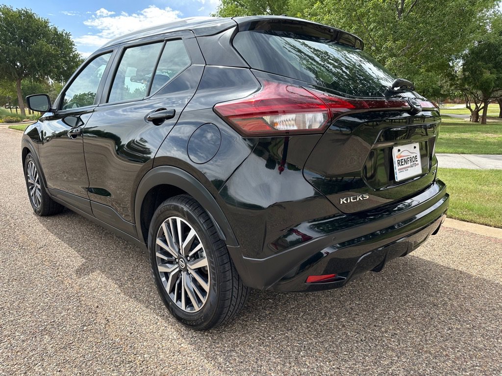 Used 2021 Nissan Kicks SV FWD image 2