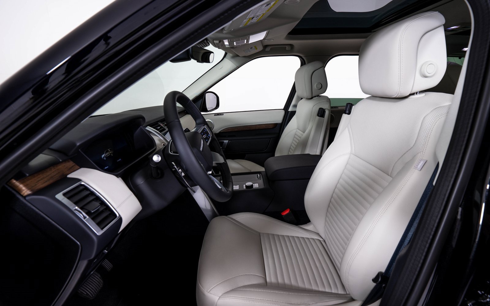 Used 2025 Land Rover Discovery S image 14