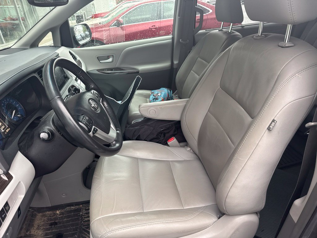 Used 2017 Toyota Sienna XLE w/ XLE Navigation Package FWD image 6