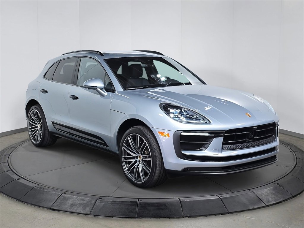 Certified 2025 Porsche Macan image 9