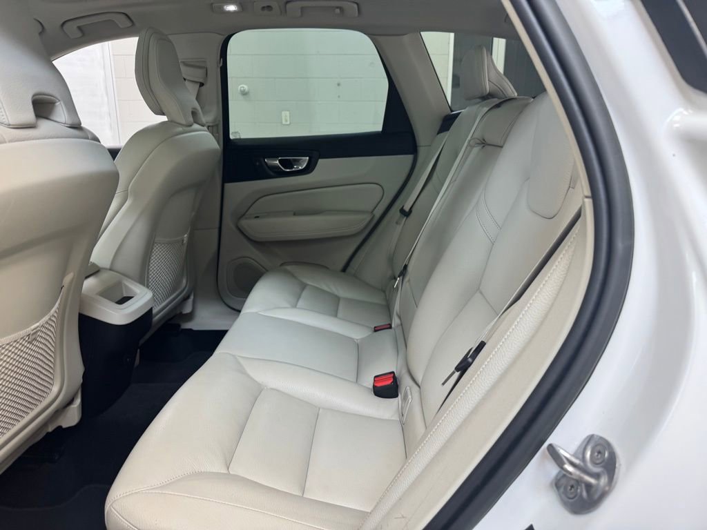 Used 2023 Volvo XC60 B5 Plus image 16