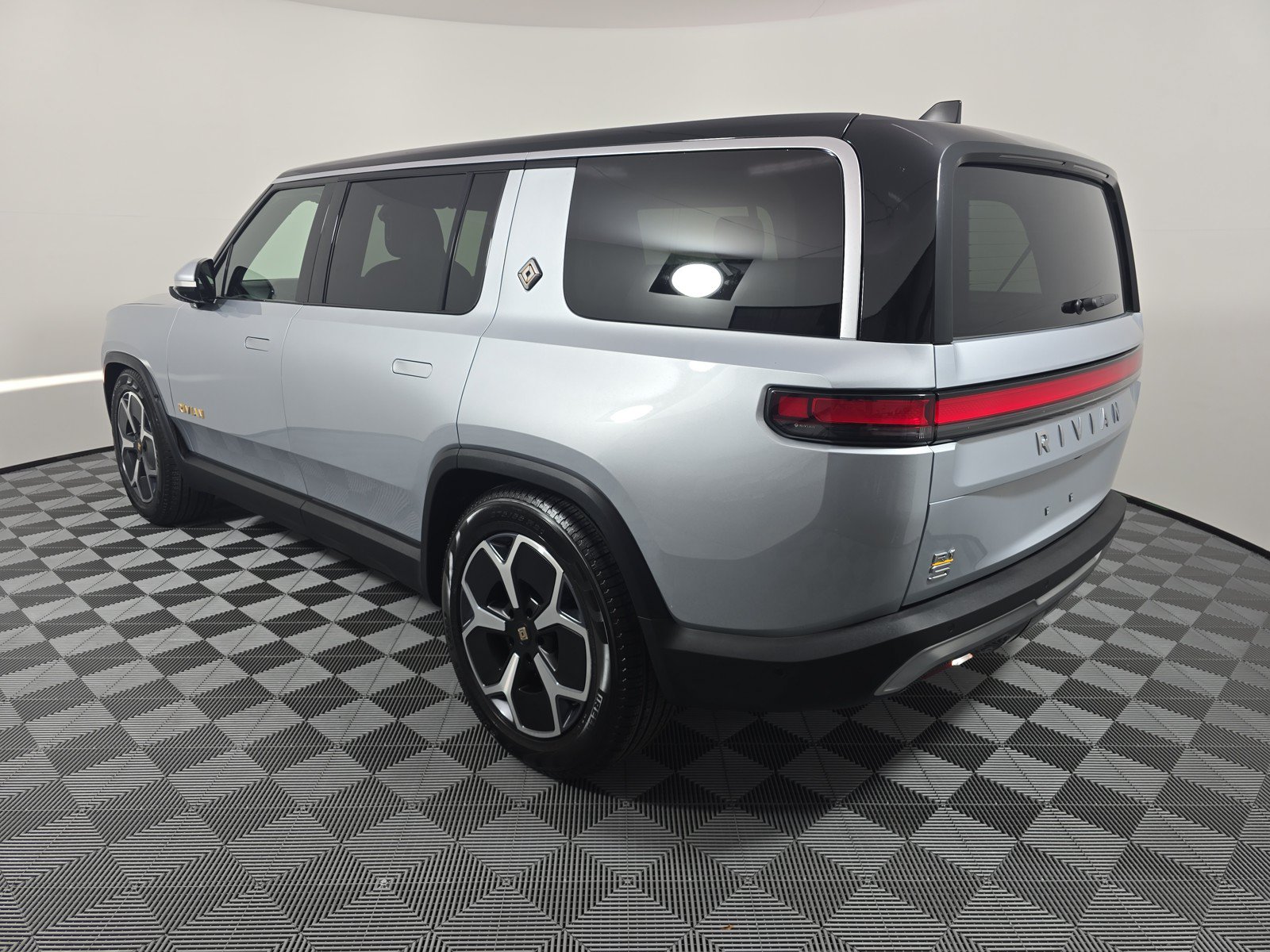 Used 2024 Rivian R1S Adventure AWD/4WD image 3