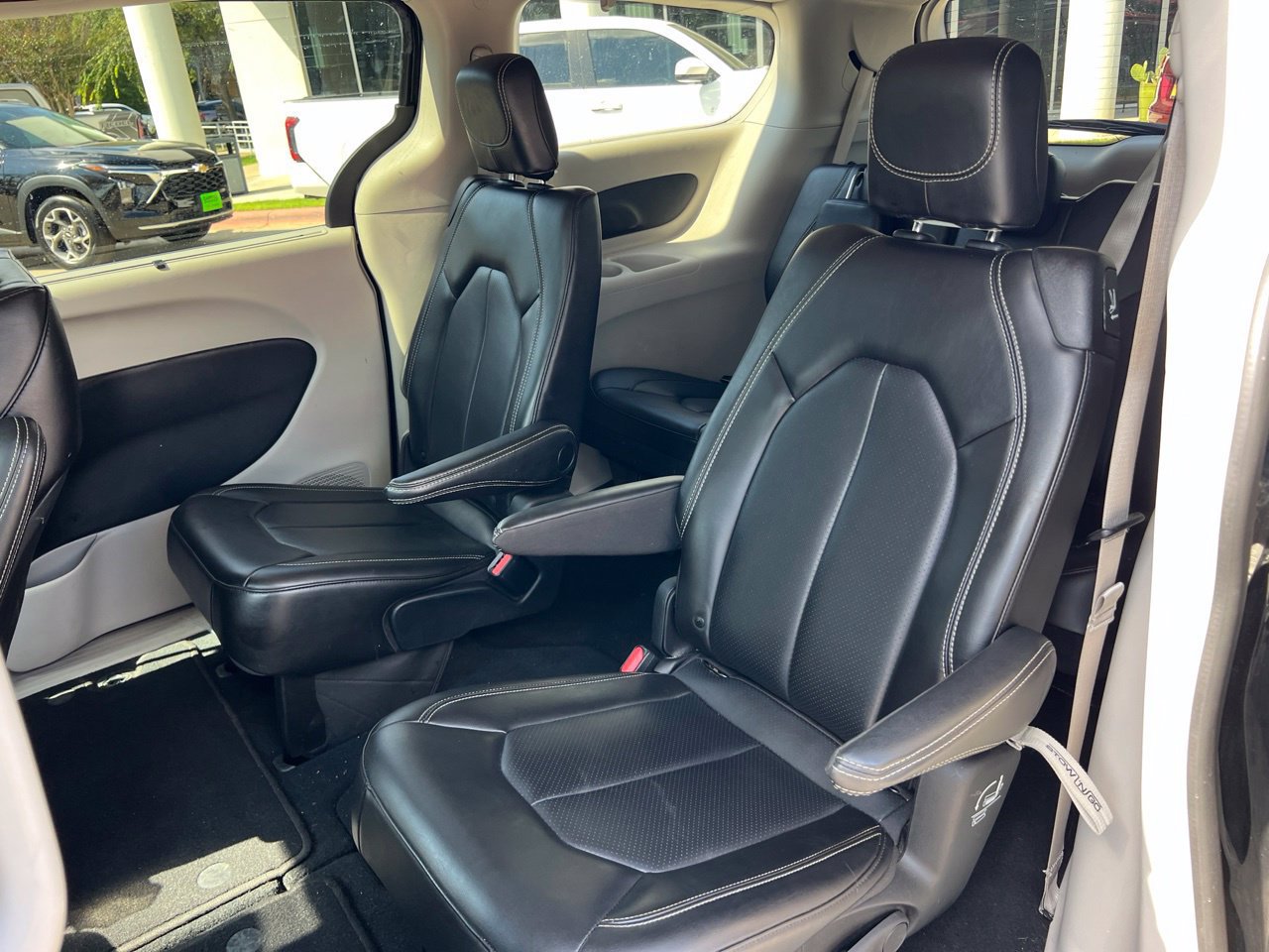 Used 2023 Chrysler Pacifica Touring-L FWD image 22