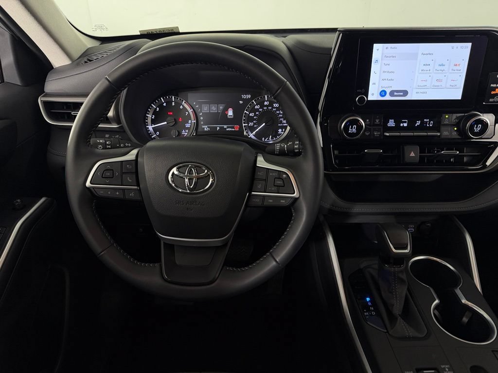 Used 2025 Toyota Highlander LE FWD image 13