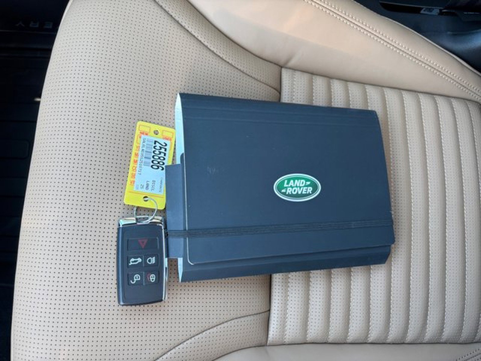 New 2025 Land Rover Discovery Dynamic SE image 22