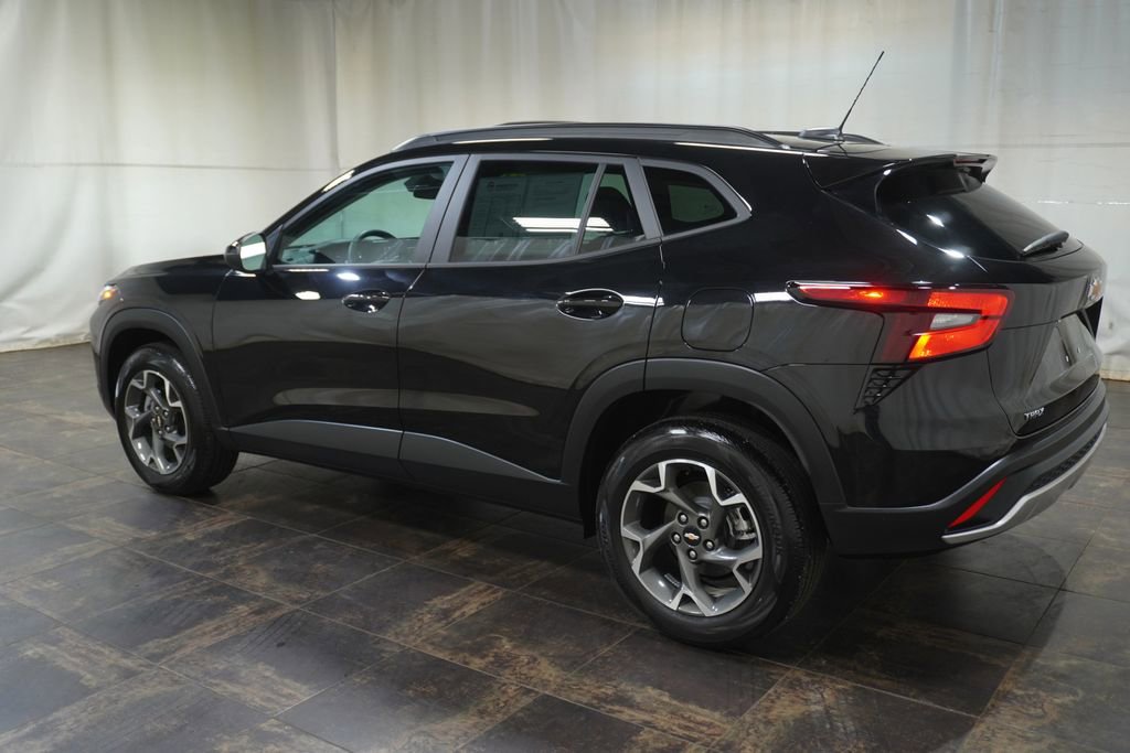Used 2024 Chevrolet Trax LT w/ Sunroof Package FWD image 7