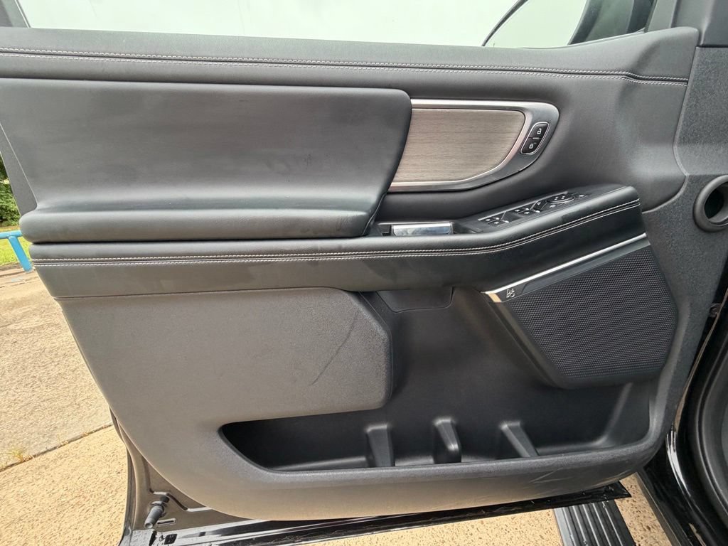 Used 2025 Ford Expedition Platinum AWD/4WD image 18