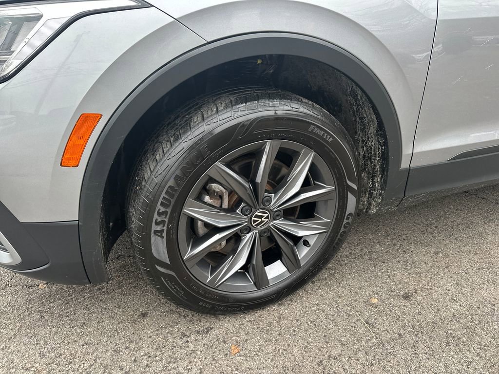 Used 2022 Volkswagen Tiguan SE w/ Panoramic Sunroof Package image 2