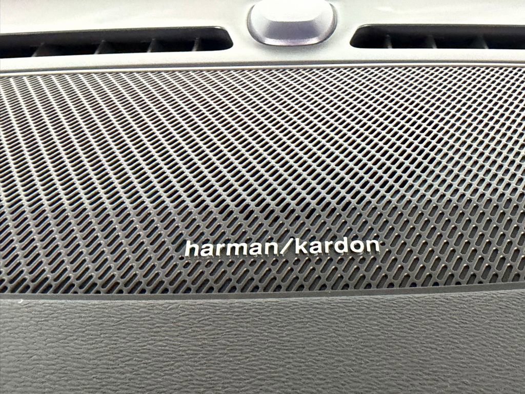 Used 2023 Volvo XC40 B5 Plus w/ Climate Package image 18