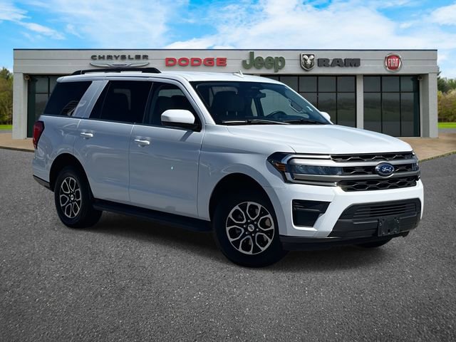 Used 2023 Ford Expedition XLT image 2