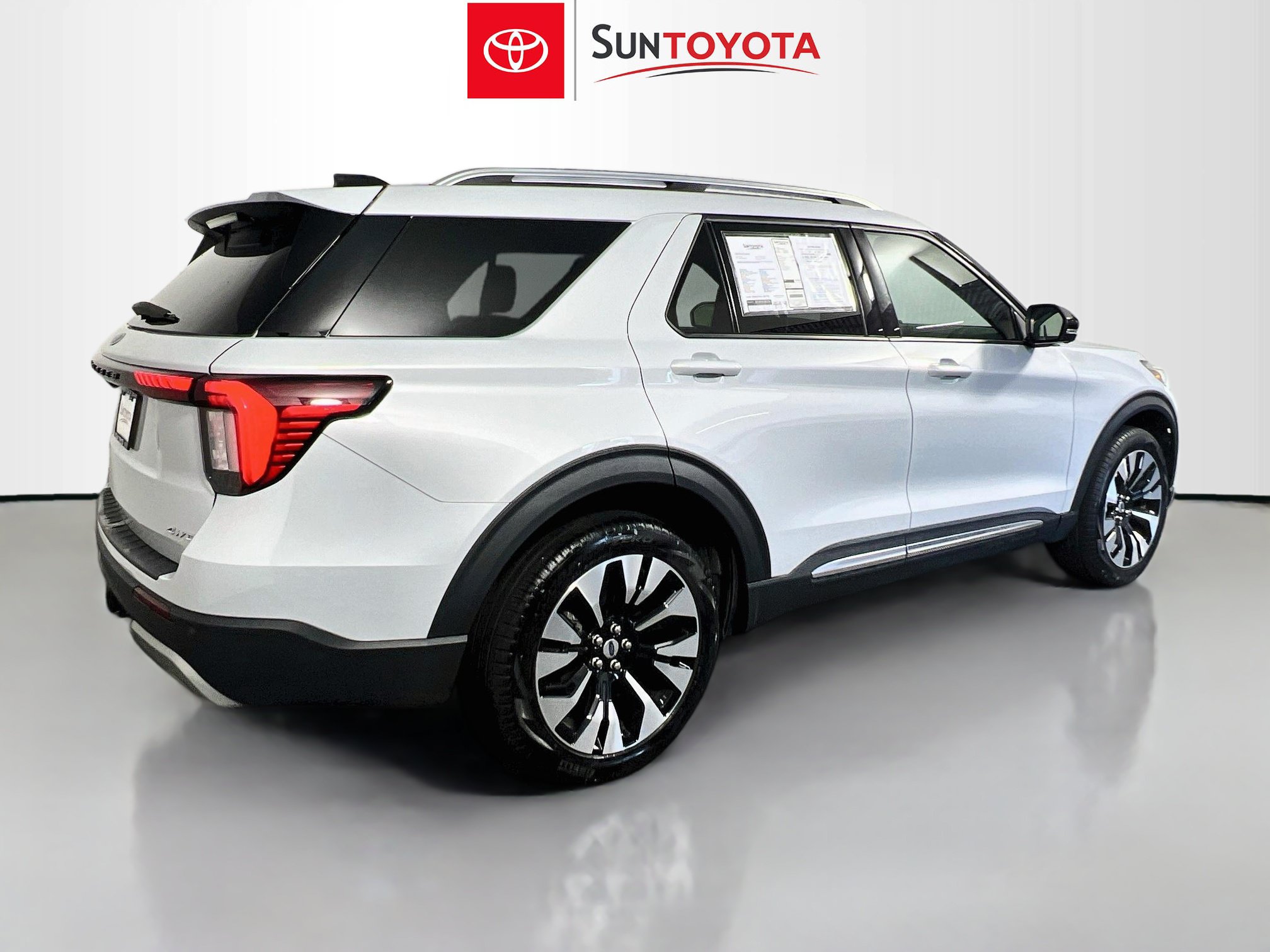 Used 2025 Ford Explorer Platinum w/ LUX Leather Package AWD/4WD image 4