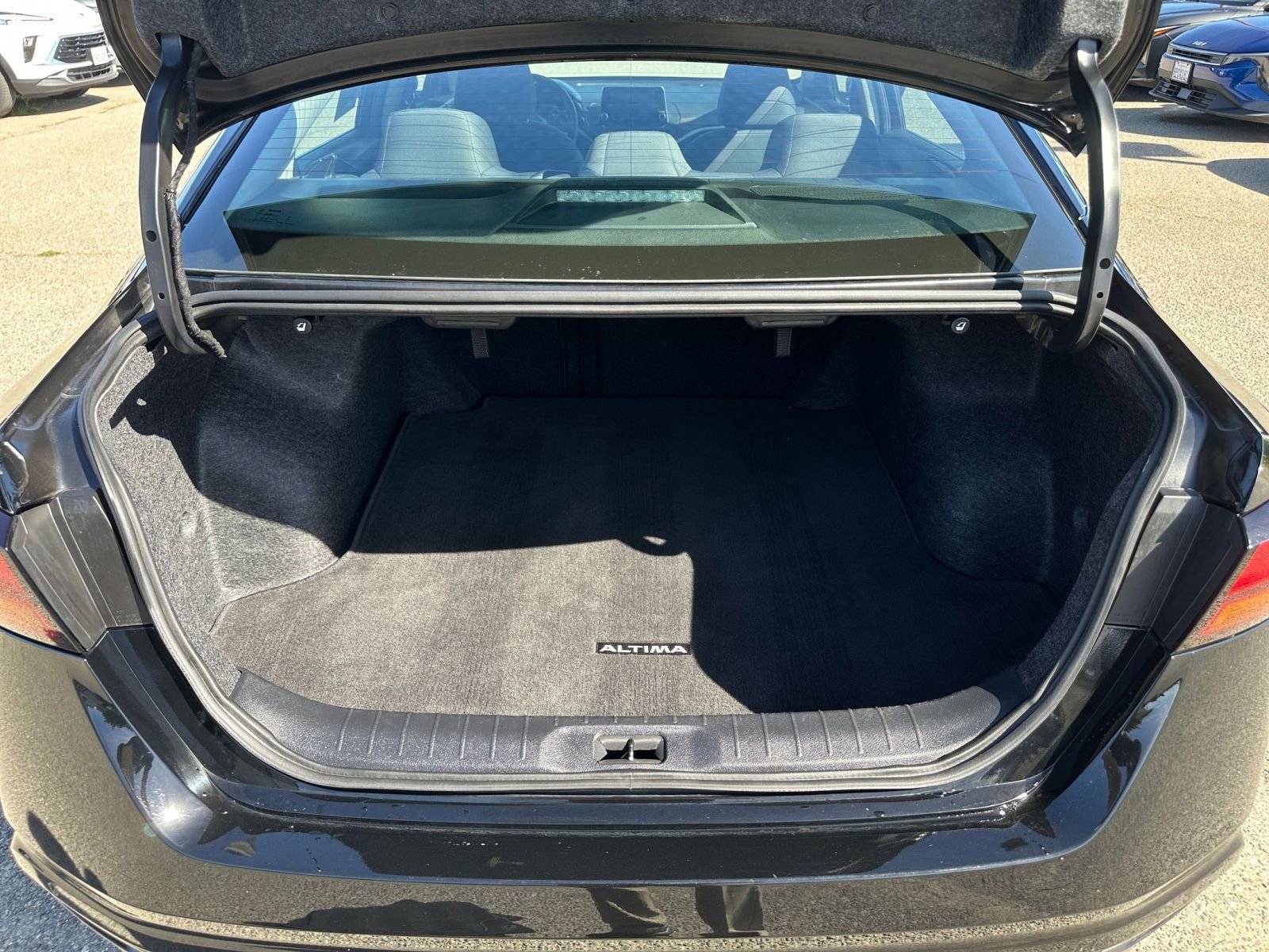 Used 2025 Nissan Altima 2.5 SV image 32