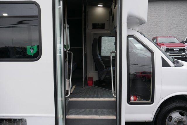 Used 2014 Chevrolet Express 4500 w/ Shuttle Bus Package image 21