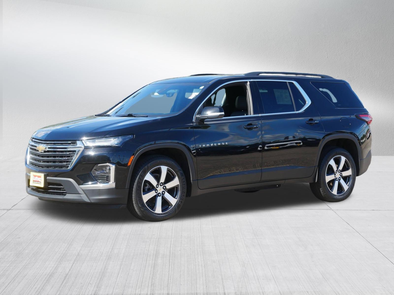 Used 2023 Chevrolet Traverse LT w/ LT Premium Package AWD/4WD image 3