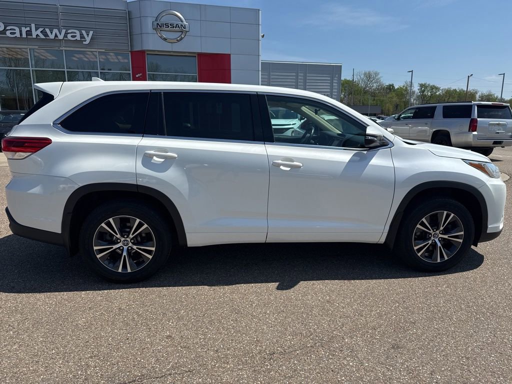 Used 2017 Toyota Highlander Plus AWD/4WD image 9