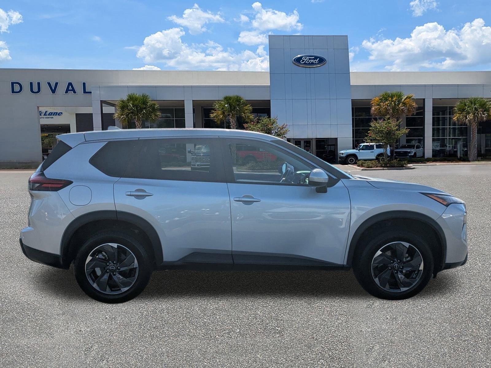Used 2024 Nissan Rogue SV image 2
