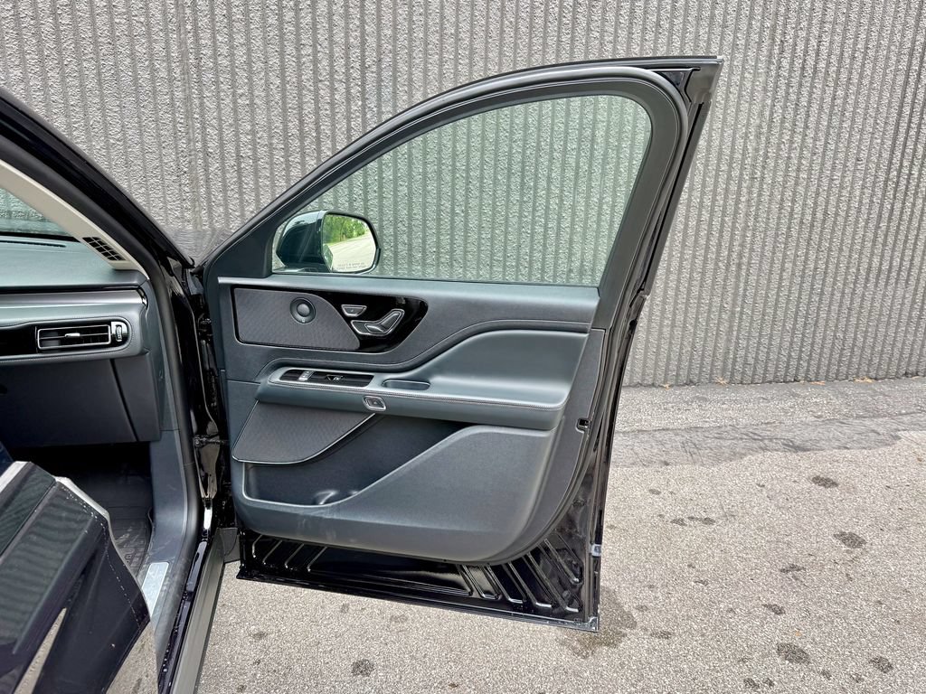 New 2026 Lincoln Aviator AWD image 24