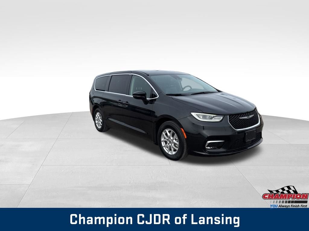 Used 2024 Chrysler Pacifica Touring-L image 7