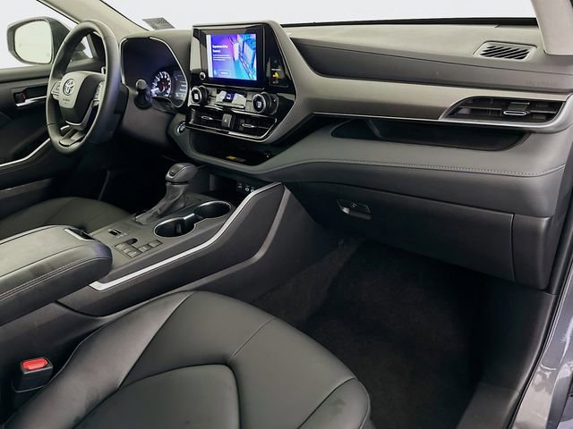 Used 2025 Toyota Highlander XLE image 29