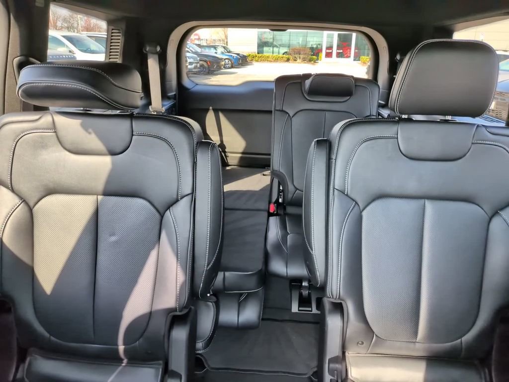 Used 2025 Jeep Grand Cherokee L Overland w/ Luxury Tech Group IV image 33