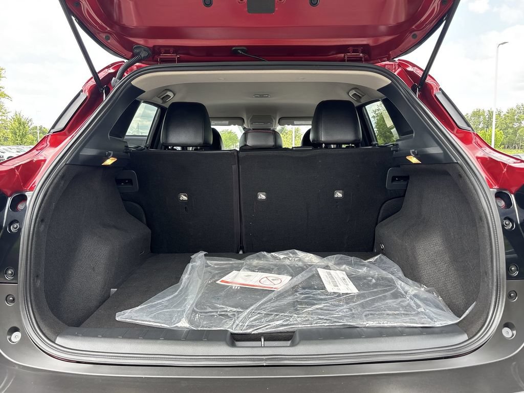 Certified 2025 Nissan Kicks SR FWD image 21