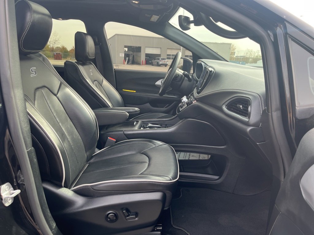 Used 2025 Chrysler Pacifica Limited image 19