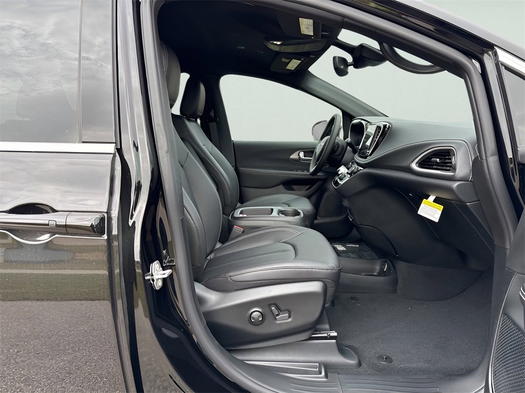 New 2026 Chrysler Pacifica Select image 12