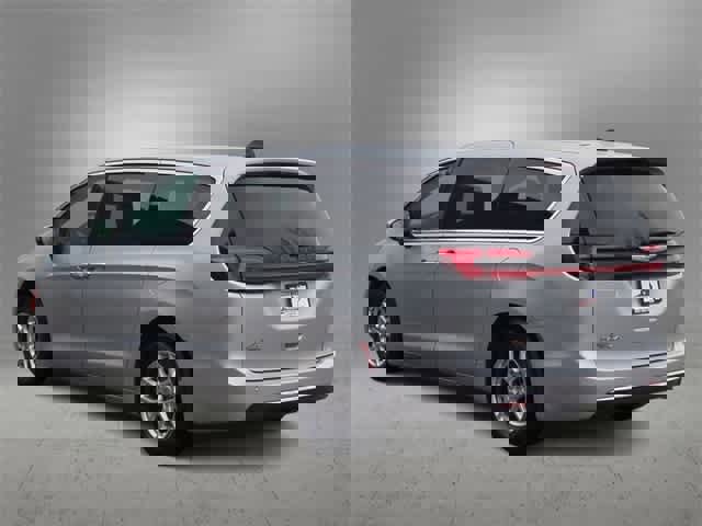 Used 2023 Chrysler Pacifica Touring-L image 6