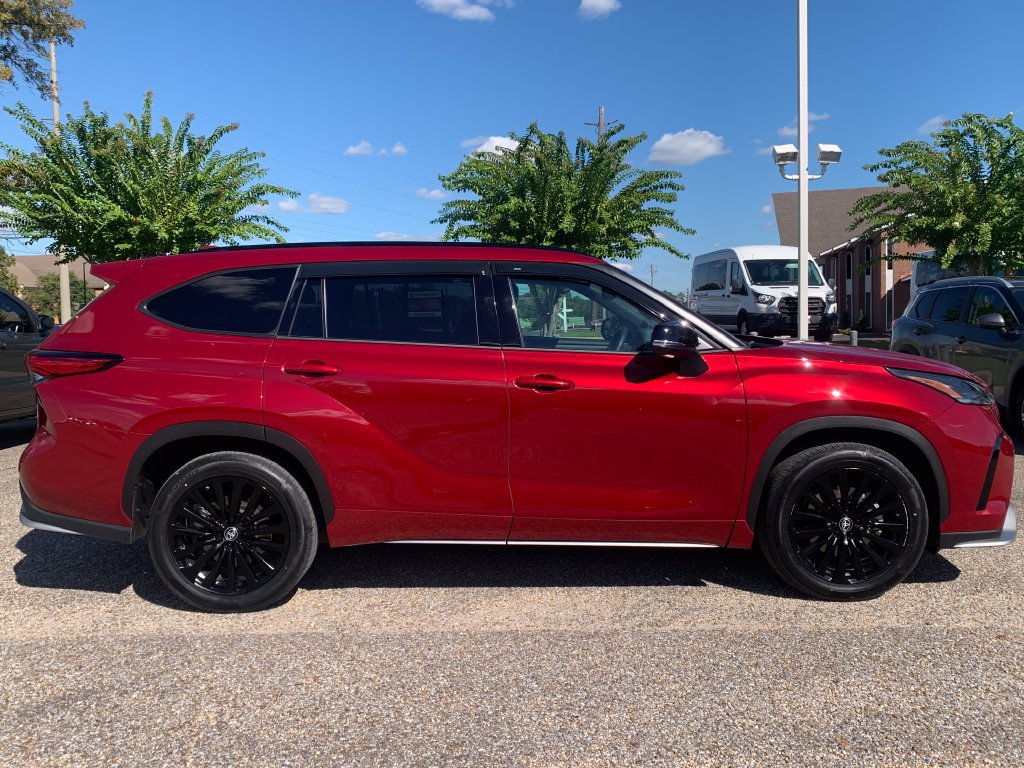 Used 2023 Toyota Highlander XSE FWD image 2