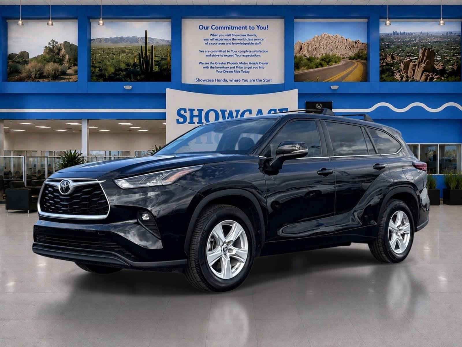 Used 2023 Toyota Highlander LE FWD image 2