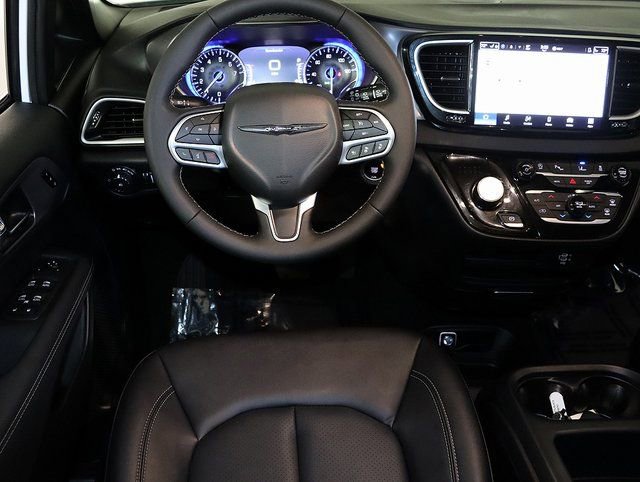 Used 2026 Chrysler Pacifica Select image 3