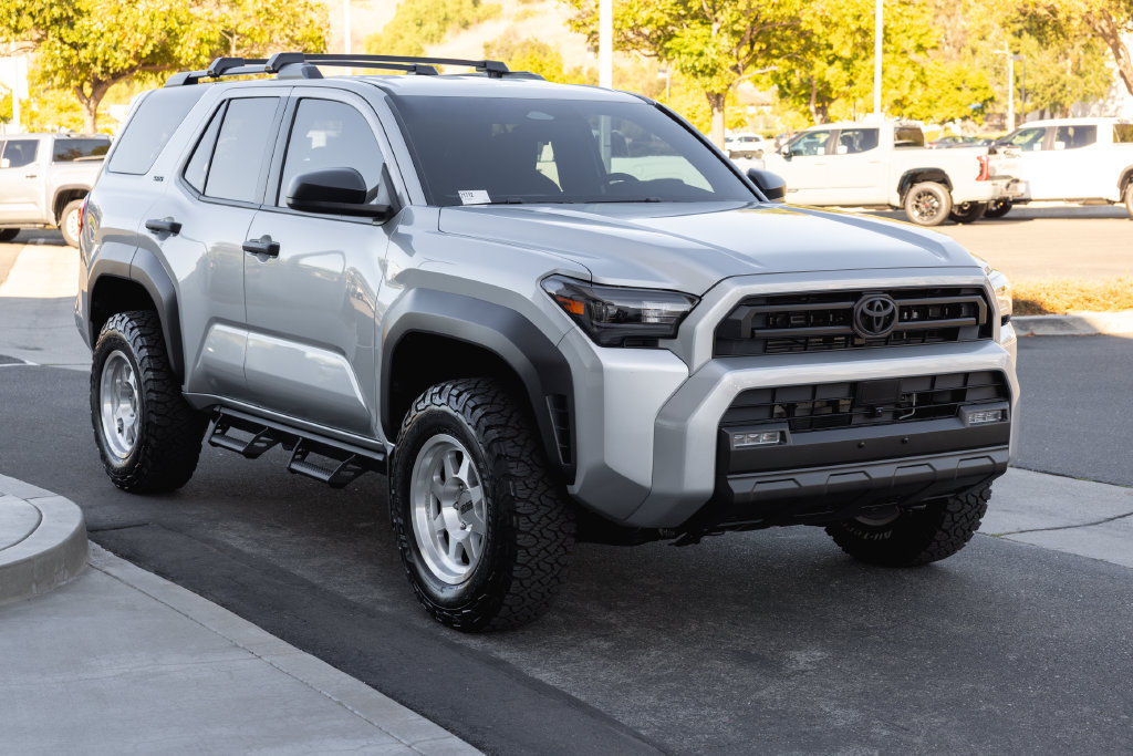 Certified 2025 Toyota 4Runner SR5 AWD/4WD image 3