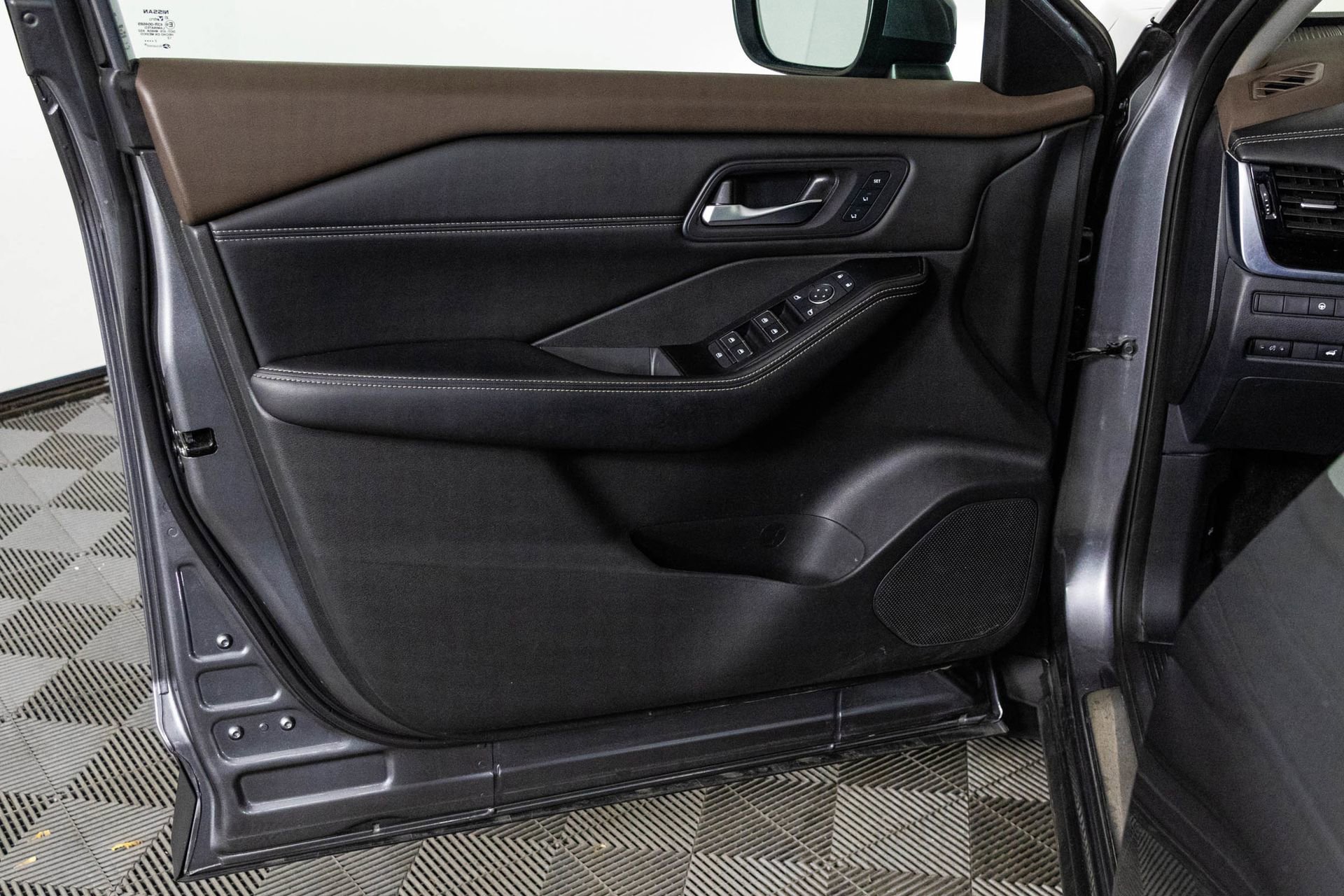 Used 2023 Nissan Rogue SL w/ SL Premium Package image 35