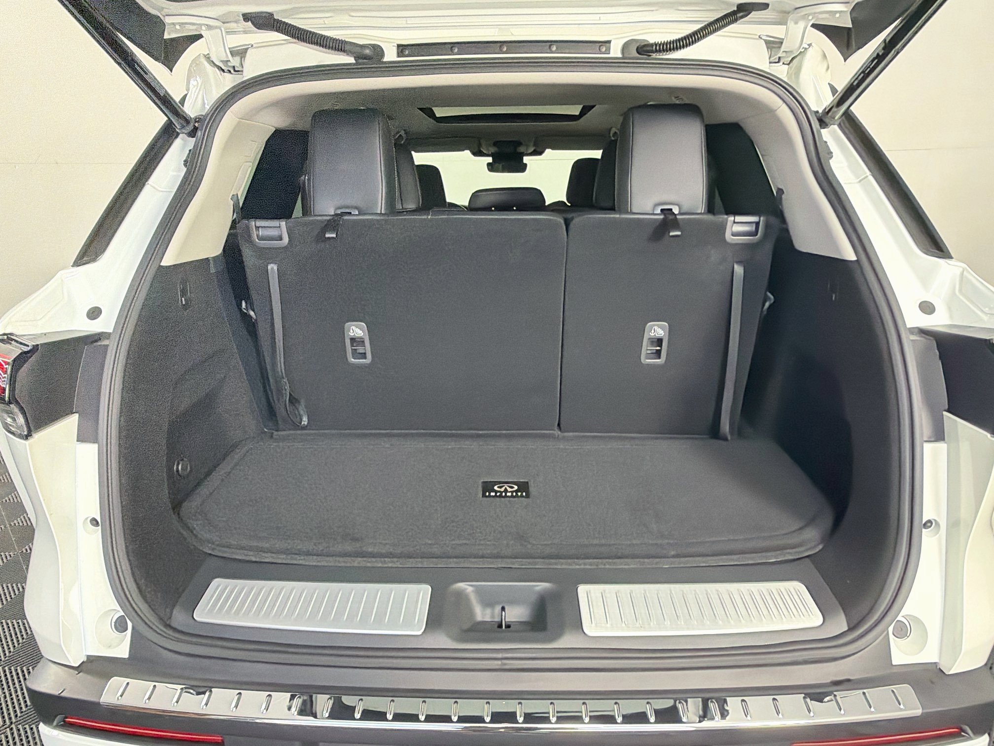 Used 2023 INFINITI QX60 Luxe w/ Cargo Package AWD/4WD image 32