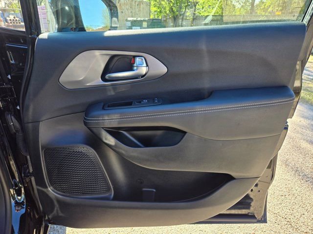 Used 2025 Chrysler Pacifica Select image 27