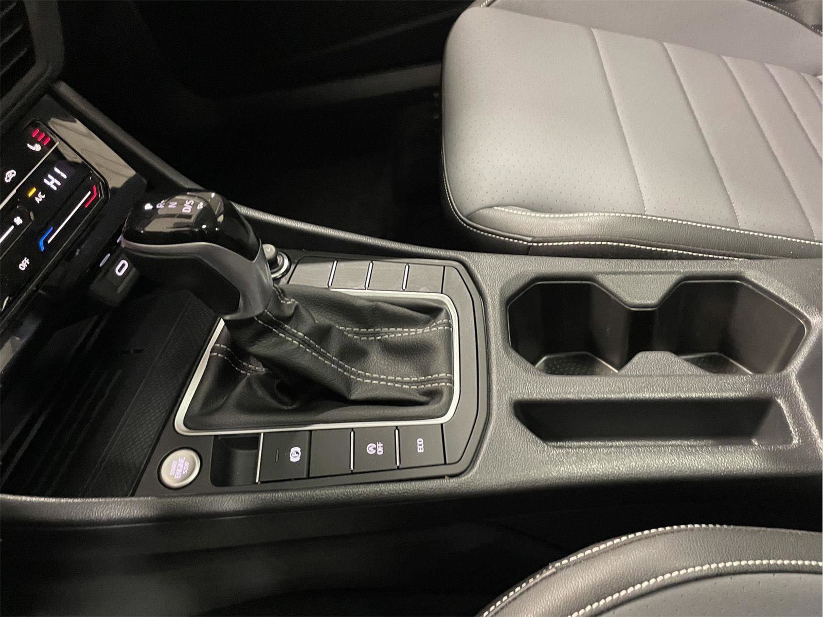 Used 2025 Volkswagen Jetta SE image 29