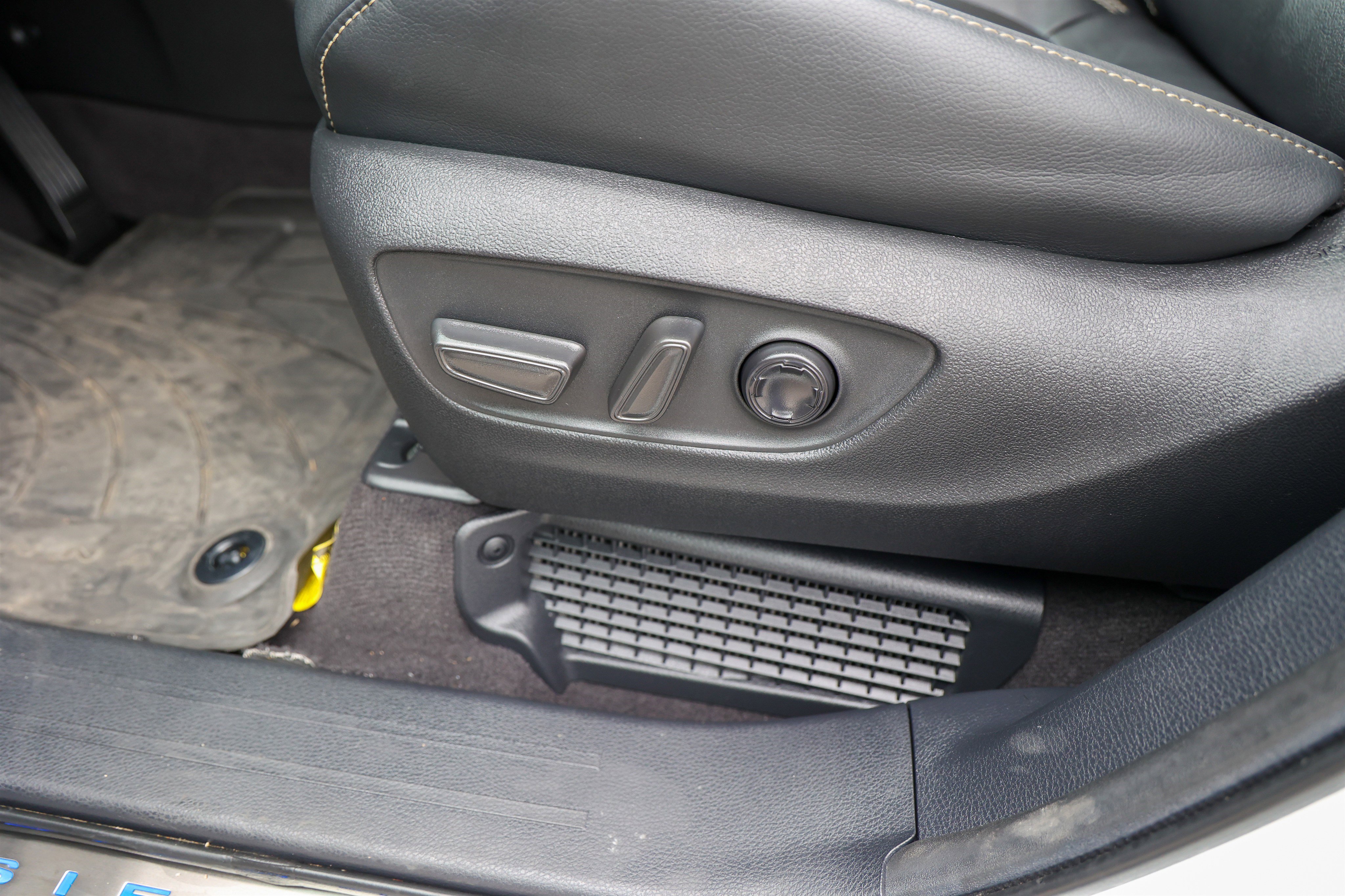 Used 2025 Toyota Sienna Platinum FWD image 31