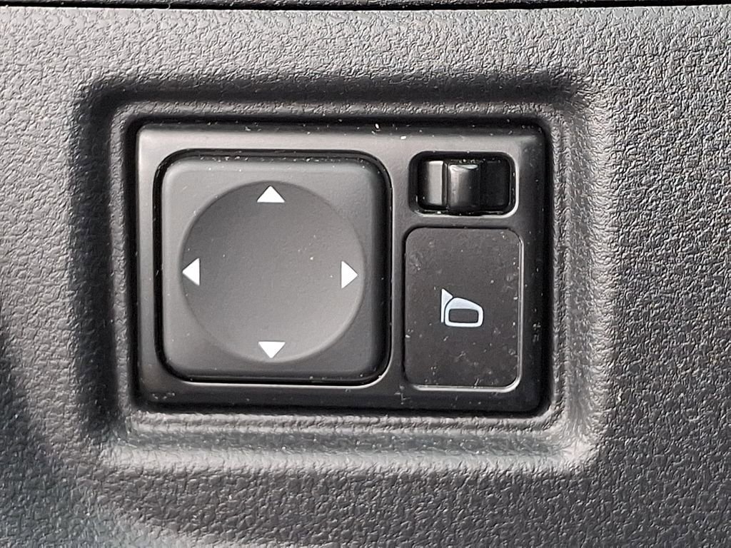 Used 2015 Nissan Versa Note SV FWD image 21
